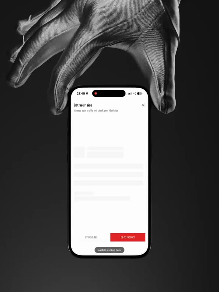 On a phone, the suggested size moving between ideal fit, oversize and comfort fit, then the size table with the suggested size marked.